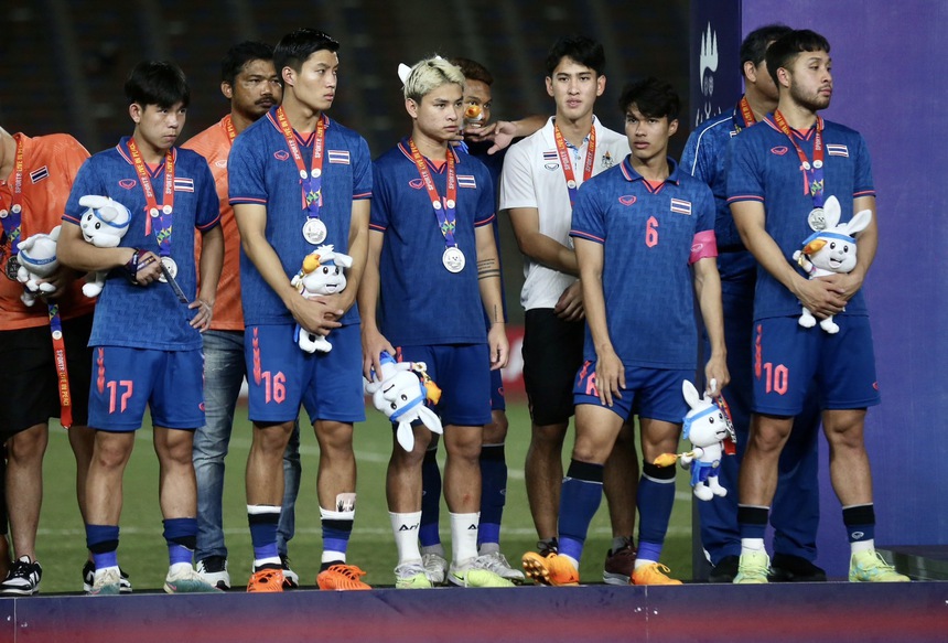 Cầu thủ U22 Thái Lan thất thần sau trận chung kết 7 thẻ đỏ, tạo ra bức ảnh kỷ niệm buồn nhất SEA Games 32 - Ảnh 6.