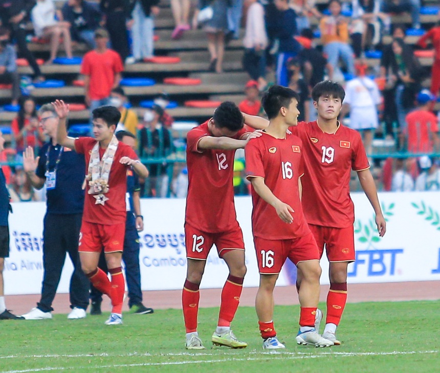Cảm xúc trái ngược sau trận đấu: U22 Việt Nam hân hoan, cầu thủ U22 Myanamr đổ gục sau khi tuột HCĐ - Ảnh 6.