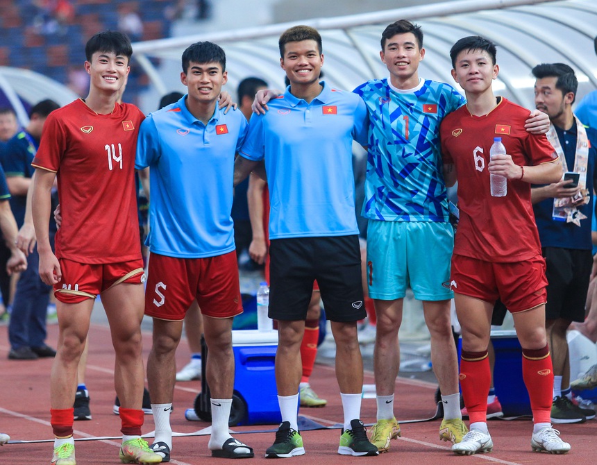Cảm xúc trái ngược sau trận đấu: U22 Việt Nam hân hoan, cầu thủ U22 Myanamr đổ gục sau khi tuột HCĐ - Ảnh 10.