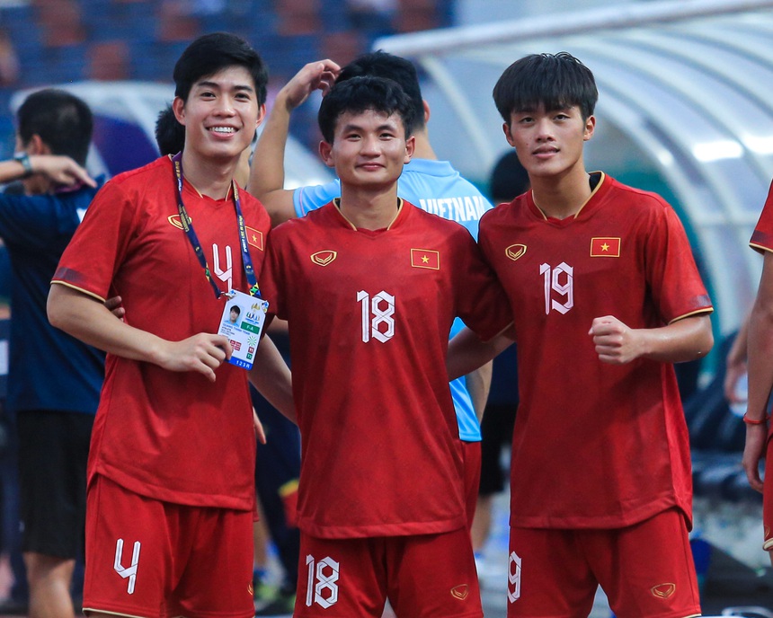 Cảm xúc trái ngược sau trận đấu: U22 Việt Nam hân hoan, cầu thủ U22 Myanamr đổ gục sau khi tuột HCĐ - Ảnh 11.