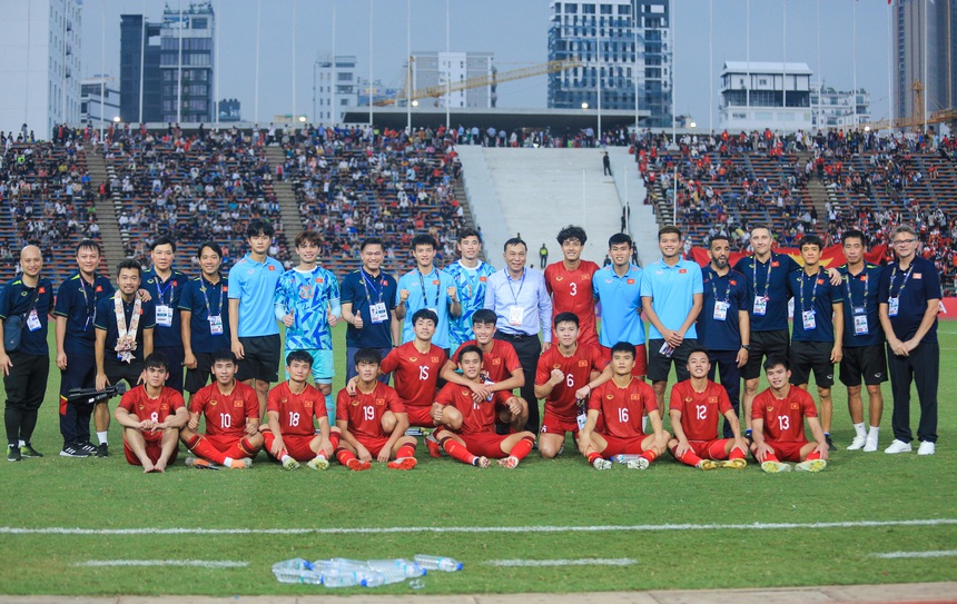 Cảm xúc trái ngược sau trận đấu: U22 Việt Nam hân hoan, cầu thủ U22 Myanamr đổ gục sau khi tuột HCĐ - Ảnh 1.