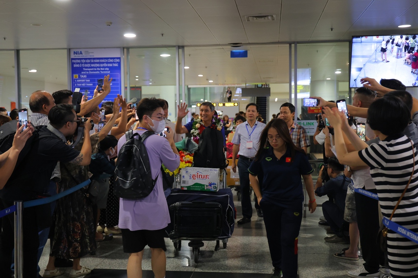 Xót xa hình ảnh nữ cầu thủ Việt Nam ngồi xe lăn về nước sau khi giành HCV lịch sử tại SEA Games 32 - Ảnh 8.