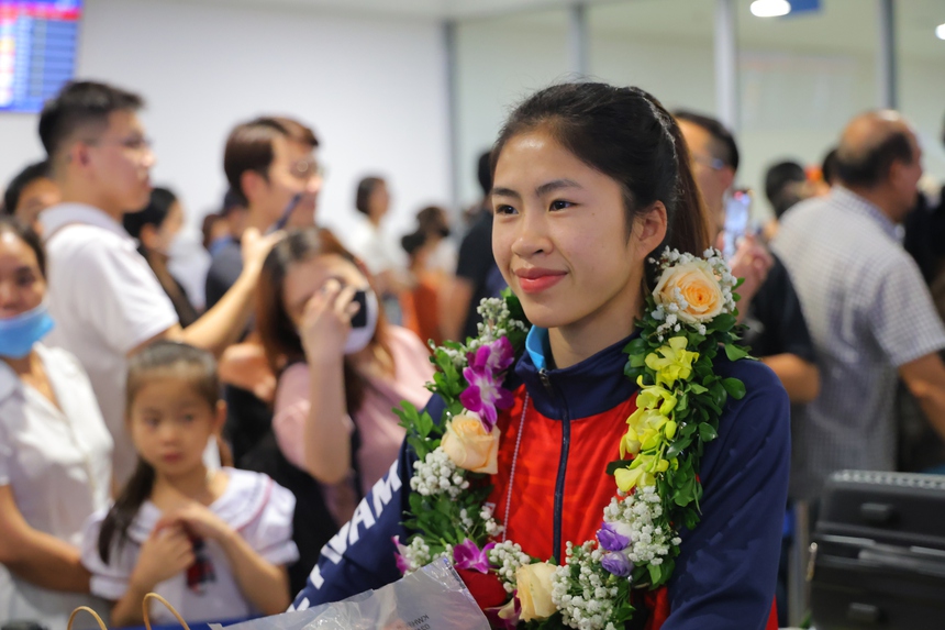 'Hot girl' Thanh Nhã: 'Mẹ và bà em không cho đi đá bóng vì sợ chấn thương, sợ con gái đen và xấu' - Ảnh 1.