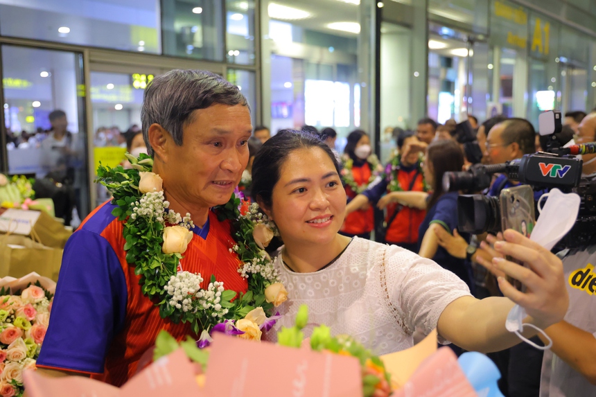 Xót xa hình ảnh nữ cầu thủ Việt Nam ngồi xe lăn về nước sau khi giành HCV lịch sử tại SEA Games 32 - Ảnh 9.