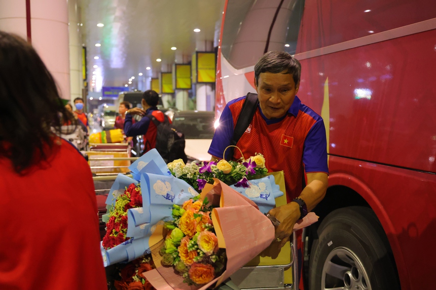 Xót xa hình ảnh nữ cầu thủ Việt Nam ngồi xe lăn về nước sau khi giành HCV lịch sử tại SEA Games 32 - Ảnh 10.