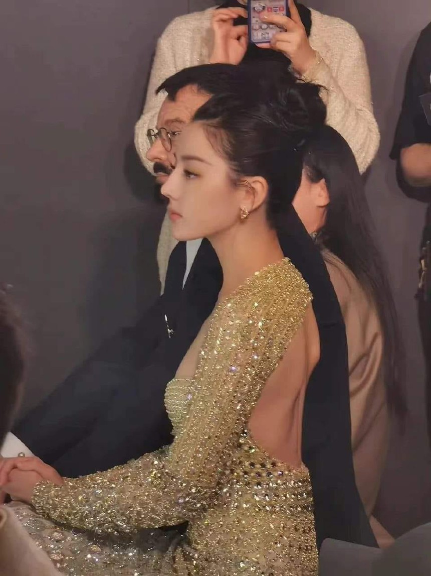 Ngã ngửa trước loạt ảnh chưa chỉnh sửa của Địch Lệ Nhiệt Ba: Danh hiệu nữ thần sắc đẹp bị lung lay dữ dội? - Ảnh 8.