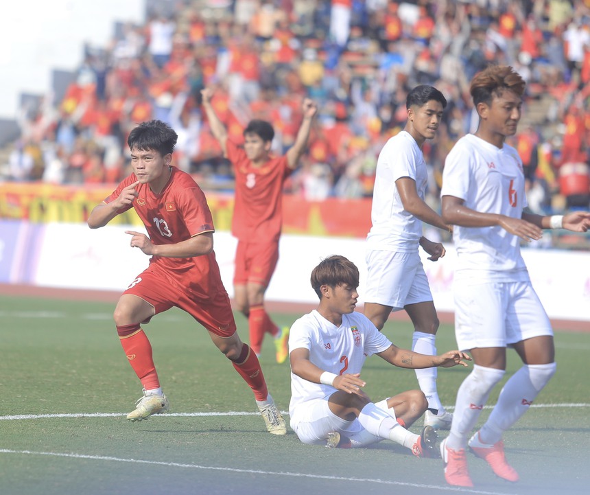 HLV Troussier ứng biến tài tình, người hùng bất ngờ xuất hiện, U22 Việt Nam chơi trận hay nhất giải để giành HCĐ SEA Games - Ảnh 3. HLV Troussier ứng biến tài tình, người hùng bất ngờ xuất hiện, U22 Việt Nam chơi trận hay nhất giải để giành HCĐ SEA Games - Ảnh 3.