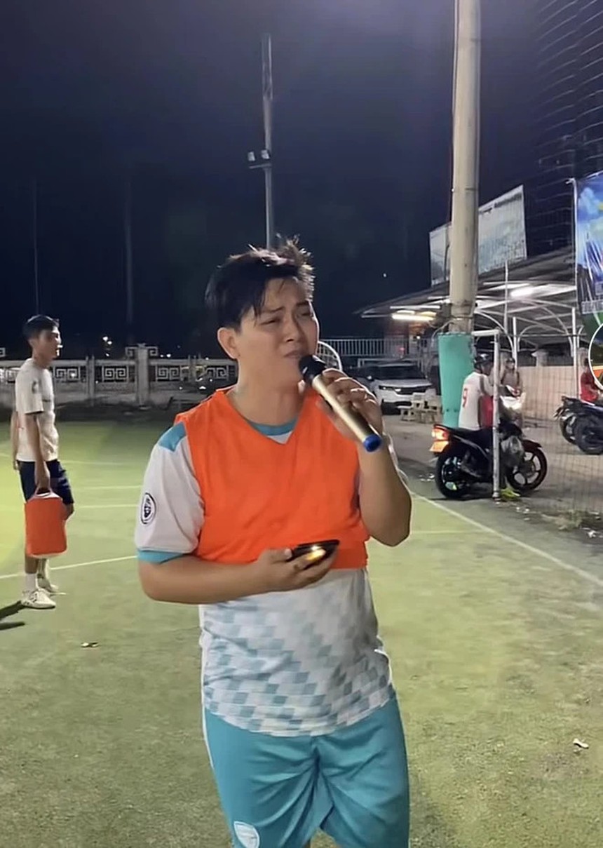 Xuất hiện hình ảnh Hoài Lâm đi dép lê bình dân hát đám cưới, ngoại hình thay đổi nhưng vẫn giữ được điều này  - Ảnh 4.