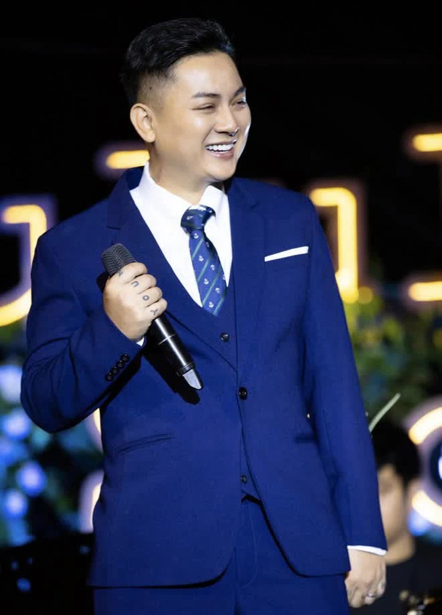 Xuất hiện hình ảnh Hoài Lâm đi dép lê bình dân hát đám cưới, ngoại hình thay đổi nhưng vẫn giữ được điều này  - Ảnh 5.