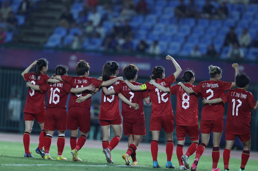 ĐT nữ Việt Nam ăn mừng kiểu Viking với người hâm mộ tại Campuchia sau chiến tích lịch sử - Ảnh 3.
