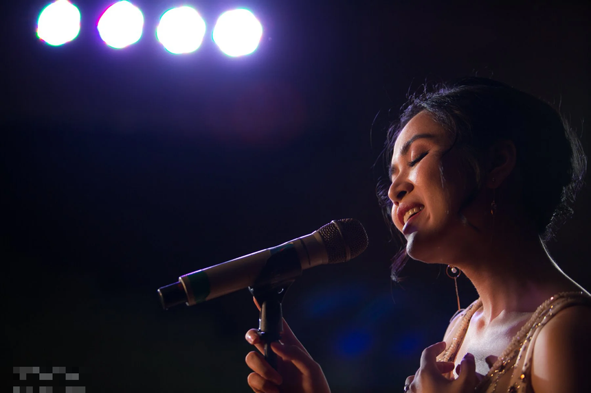 Ca sĩ Duyên Quỳnh tuổi 33: Xinh đẹp nhưng toàn bị "bồ đá", bị đồn được đại gia bao nuôi - Ảnh 3.