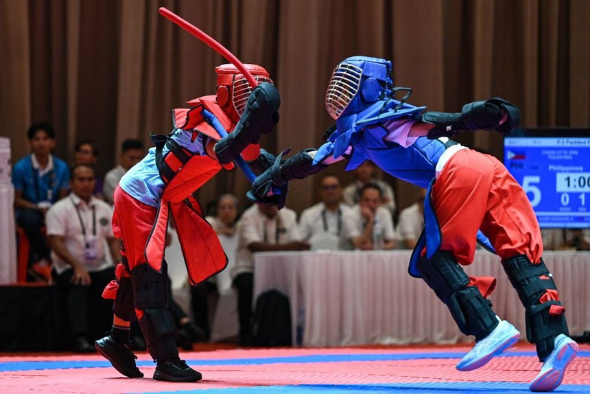 Võ sĩ Việt lặng lẽ bước ra phía sau, một mình gục khóc nức nở khi để tuột HCV SEA Games vào tay đối thủ chủ nhà - Ảnh 3. Võ sĩ Việt lặng lẽ bước ra phía sau, một mình gục khóc nức nở khi để tuột HCV SEA Games vào tay đối thủ chủ nhà - Ảnh 3.