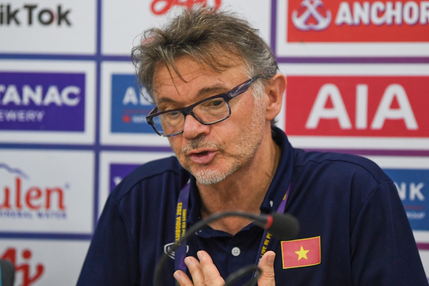 HLV Troussier: ‘Tấm HCĐ không làm thỏa mãn người hâm mộ’ - Ảnh 2.