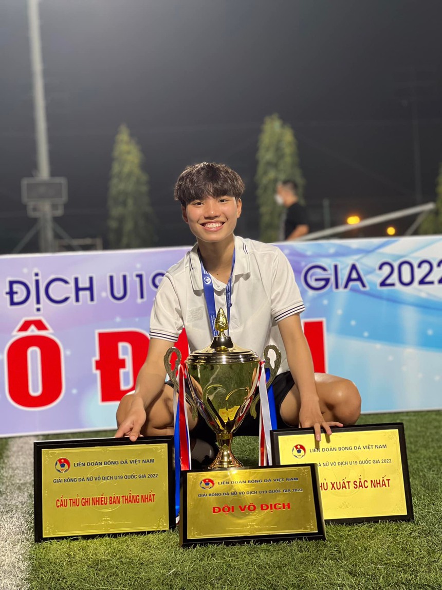 Vũ Thị Hoa nhận thưởng 50 triệu đồng: Phần thưởng cho nghị lực của nữ tuyển thủ mất bố năm 17 tuổi, đi đá bóng lấy tiền nuôi 3 em - Ảnh 6.