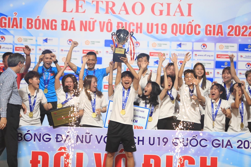 Vũ Thị Hoa nhận thưởng 50 triệu đồng: Phần thưởng cho nghị lực của nữ tuyển thủ mất bố năm 17 tuổi, đi đá bóng lấy tiền nuôi 3 em - Ảnh 7.