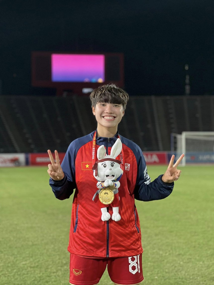 Vũ Thị Hoa nhận thưởng 50 triệu đồng: Phần thưởng cho nghị lực của nữ tuyển thủ mất bố năm 17 tuổi, đi đá bóng lấy tiền nuôi 3 em - Ảnh 8.