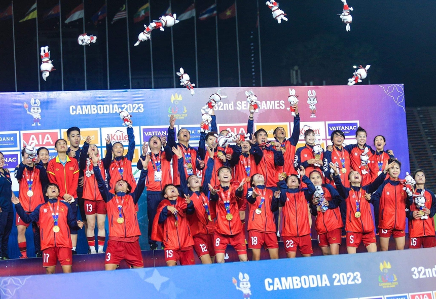 Vũ Thị Hoa nhận thưởng 50 triệu đồng: Phần thưởng cho nghị lực của nữ tuyển thủ mất bố năm 17 tuổi, đi đá bóng lấy tiền nuôi 3 em - Ảnh 2.