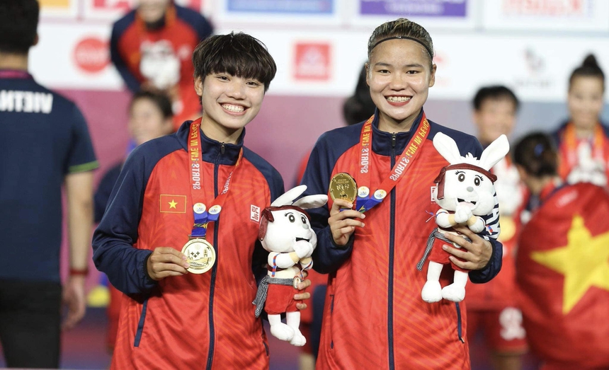 Vũ Thị Hoa nhận thưởng 50 triệu đồng: Phần thưởng cho nghị lực của nữ tuyển thủ mất bố năm 17 tuổi, đi đá bóng lấy tiền nuôi 3 em - Ảnh 3.