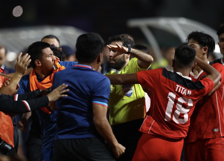 Màn hỗn chiến khó tin tại  - Ảnh 4.