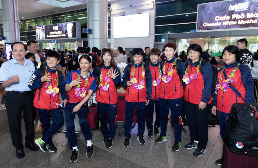 Nhà vô địch bóng đá nữ SEA Games 32 đã về tới Việt Nam: Huỳnh Như tự hào khoe nón lá, Chương Thị Kiều học làm 'phóng viên' - Ảnh 1. Nhà vô địch bóng đá nữ SEA Games 32 đã về tới Việt Nam: Huỳnh Như tự hào khoe nón lá, Chương Thị Kiều học làm 'phóng viên' - Ảnh 1.