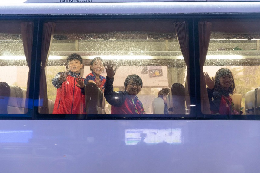 Nhà vô địch bóng đá nữ SEA Games 32 đã về tới Việt Nam: Huỳnh Như tự hào khoe nón lá, Chương Thị Kiều học làm 'phóng viên' - Ảnh 11. Nhà vô địch bóng đá nữ SEA Games 32 đã về tới Việt Nam: Huỳnh Như tự hào khoe nón lá, Chương Thị Kiều học làm 'phóng viên' - Ảnh 11.