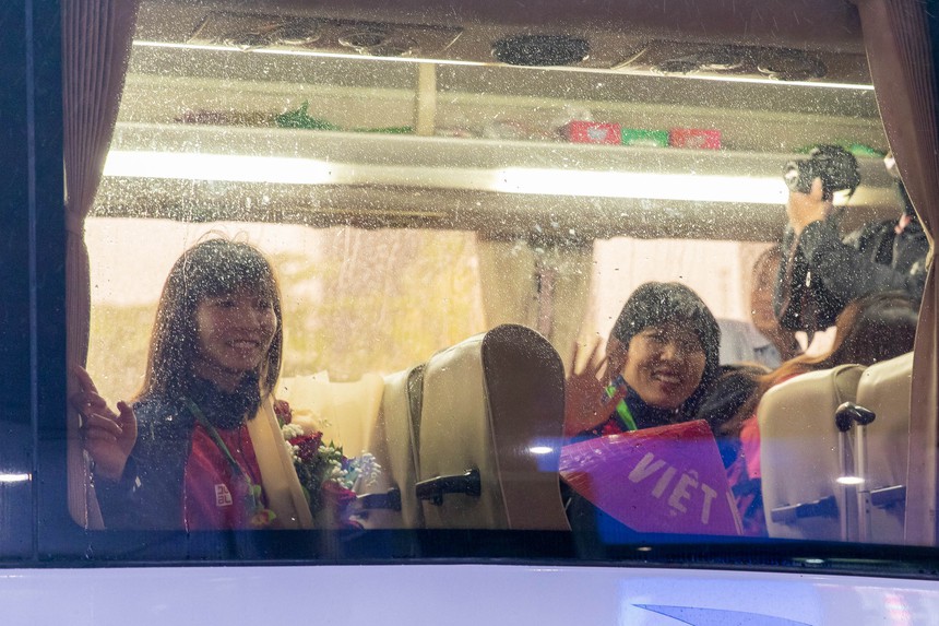 Nhà vô địch bóng đá nữ SEA Games 32 đã về tới Việt Nam: Huỳnh Như tự hào khoe nón lá, Chương Thị Kiều học làm 'phóng viên' - Ảnh 10. Nhà vô địch bóng đá nữ SEA Games 32 đã về tới Việt Nam: Huỳnh Như tự hào khoe nón lá, Chương Thị Kiều học làm 'phóng viên' - Ảnh 10.