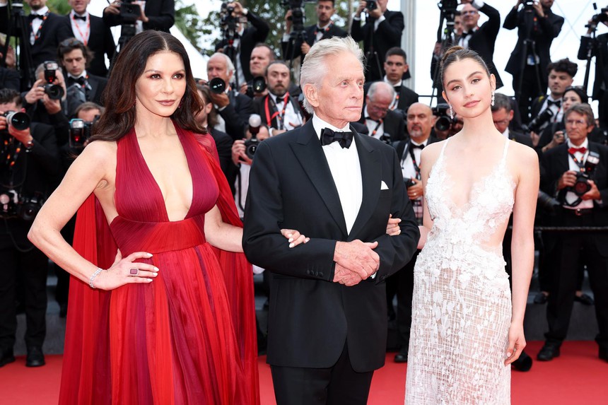 Siêu thảm đỏ LHP Cannes 2023: Phạm Băng Băng quyền lực đọ sắc cực gắt với "công chúa" Elle Fanning, Johnny Depp tái xuất ấn tượng hậu vụ ly hôn lùm xùm - Ảnh 14.