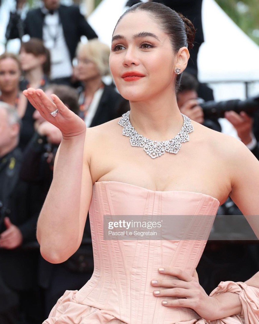 Thảm đỏ khai mạc LHP Cannes 2023: Phạm Băng Băng cùng Quan Hiểu Đồng tỏa sáng giữa dàn sao, đánh bại ống kính truyền thông quốc tế - Ảnh 7. Thảm đỏ khai mạc LHP Cannes 2023: Phạm Băng Băng cùng Quan Hiểu Đồng tỏa sáng giữa dàn sao, đánh bại ống kính truyền thông quốc tế - Ảnh 7.