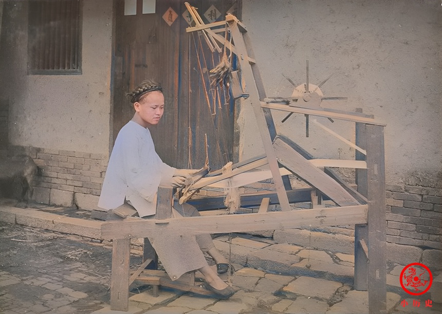 Loạt ảnh màu thời nhà Thanh: Nữ quý tộc lần đầu khoe “chân gót sen”, người đàn ông làm công việc của phụ nữ - Ảnh 4.