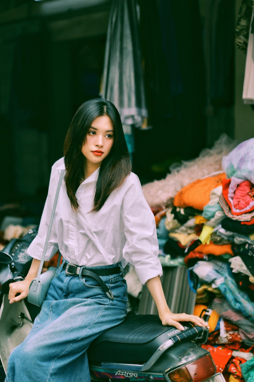 Hoa hậu Tiểu Vy trình làng bộ ảnh concept vintage thập niên 90 - Ảnh 2.