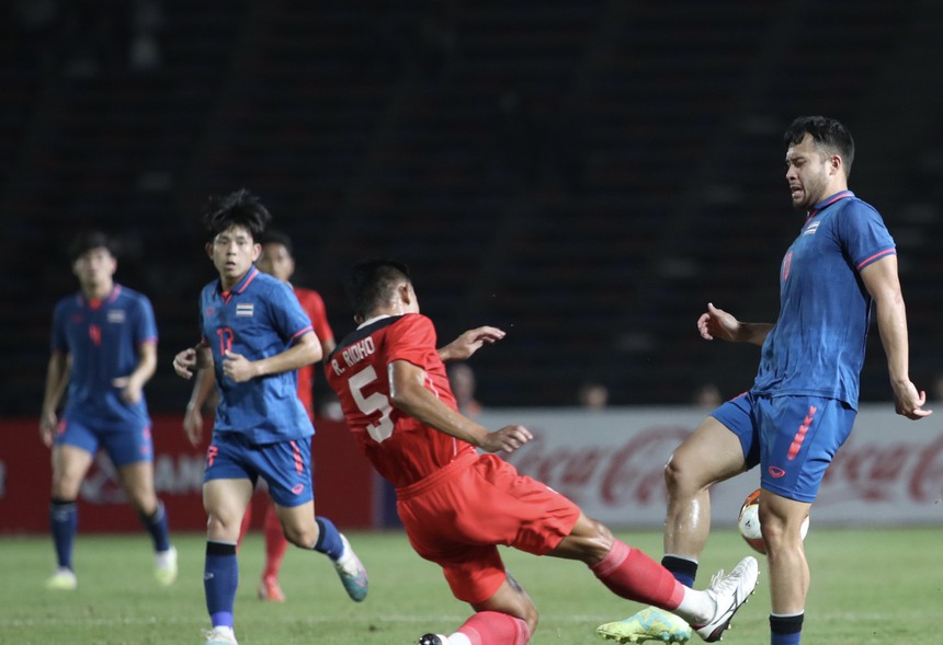 Vì sao U22 Thái Lan ngã đau như U22 Việt Nam ? - Ảnh 2. Vì sao U22 Thái Lan ngã đau như U22 Việt Nam ? - Ảnh 2.