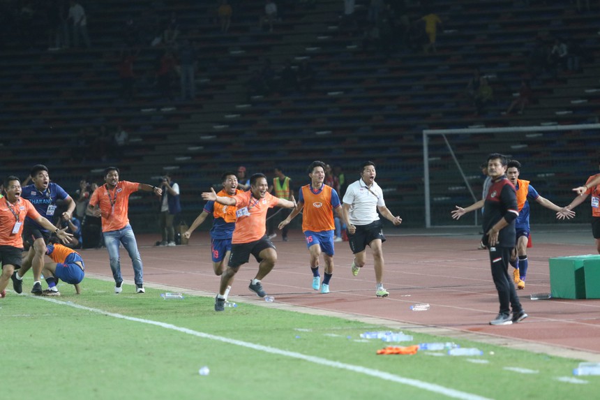 U22 Indonesia tiết lộ lý do vụ ẩu đả ở chung kết SEA Games, HLV Thái Lan ‘nắn gân’ học trò sau hành động xấu xí - Ảnh 1.