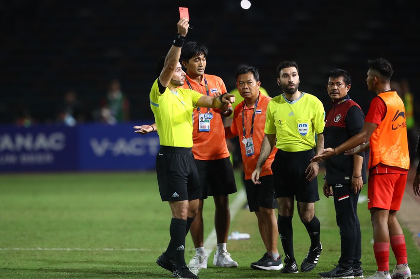 U22 Indonesia: Trưởng đoàn chảy máu miệng, cầu thủ rách môi sau trận chung kết SEA Games kinh hoàng - Ảnh 9.