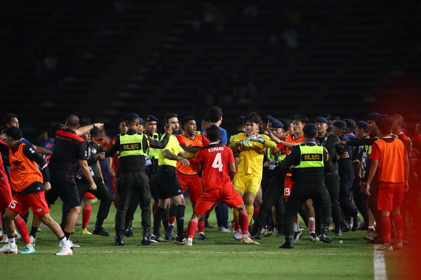 U22 Indonesia tiết lộ lý do vụ ẩu đả ở chung kết SEA Games, HLV Thái Lan ‘nắn gân’ học trò sau hành động xấu xí - Ảnh 3.