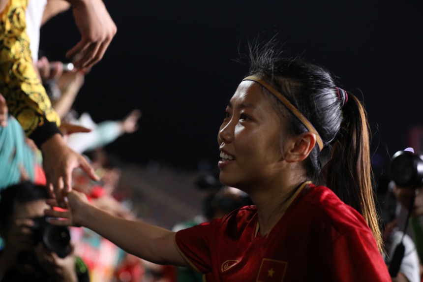 Huỳnh Như đội chiếc nón lá đặc biệt, ăn mừng cực đáng yêu sau chức vô địch SEA Games - Ảnh 1.