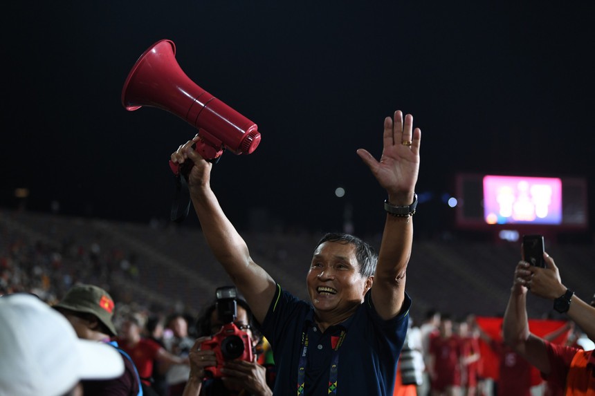 FIFA khen ngợi 2 tuyển thủ Việt Nam, chỉ ra điểm đặc biệt của HLV Mai Đức Chung - Ảnh 1.