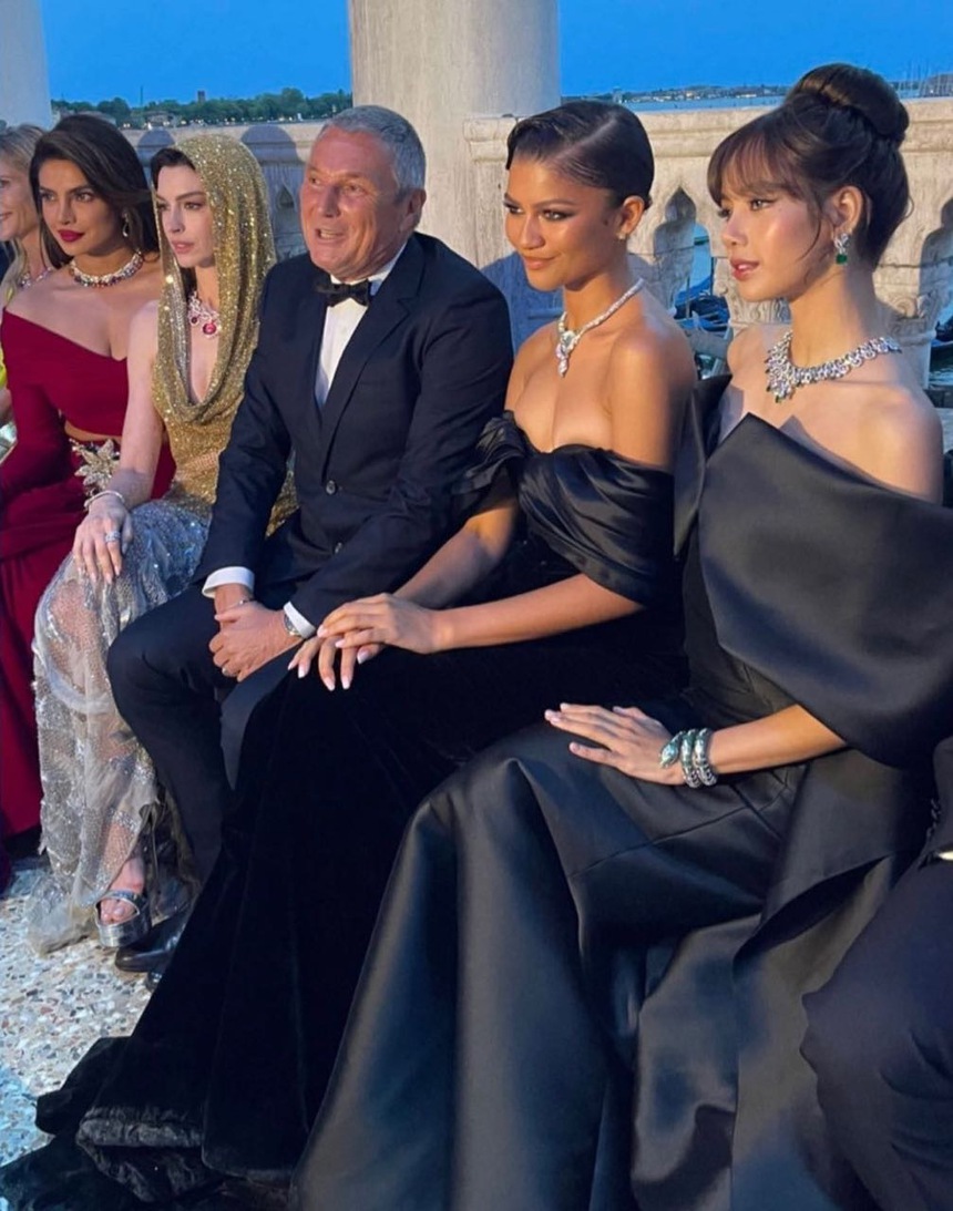 Khung hình hoàn mỹ nhất ngày hôm nay: Lưu Diệc Phi ngọt ngào đọ sắc cùng Lisa sang chảnh và quyền lực  - Ảnh 5.