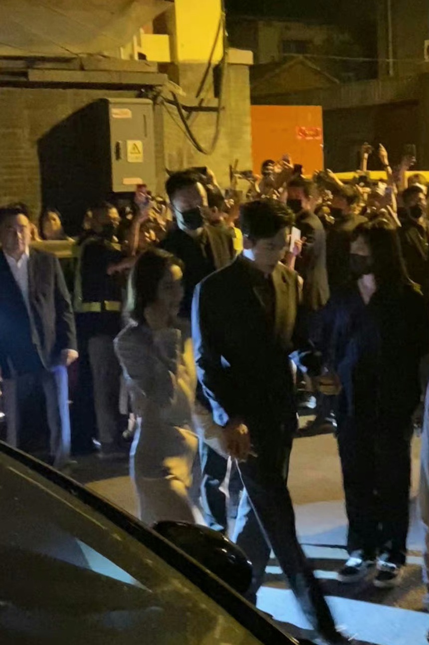 Nam diễn viên nắm chặt tay vợ, cùng nhau lên xe ra về. Còn mỹ nhân Hậu Cung Chân Hoàn Truyện nép sát bên ông xã Nam diễn viên nắm chặt tay vợ, cùng nhau lên xe ra về. Còn mỹ nhân Hậu Cung Chân Hoàn Truyện nép sát bên ông xã