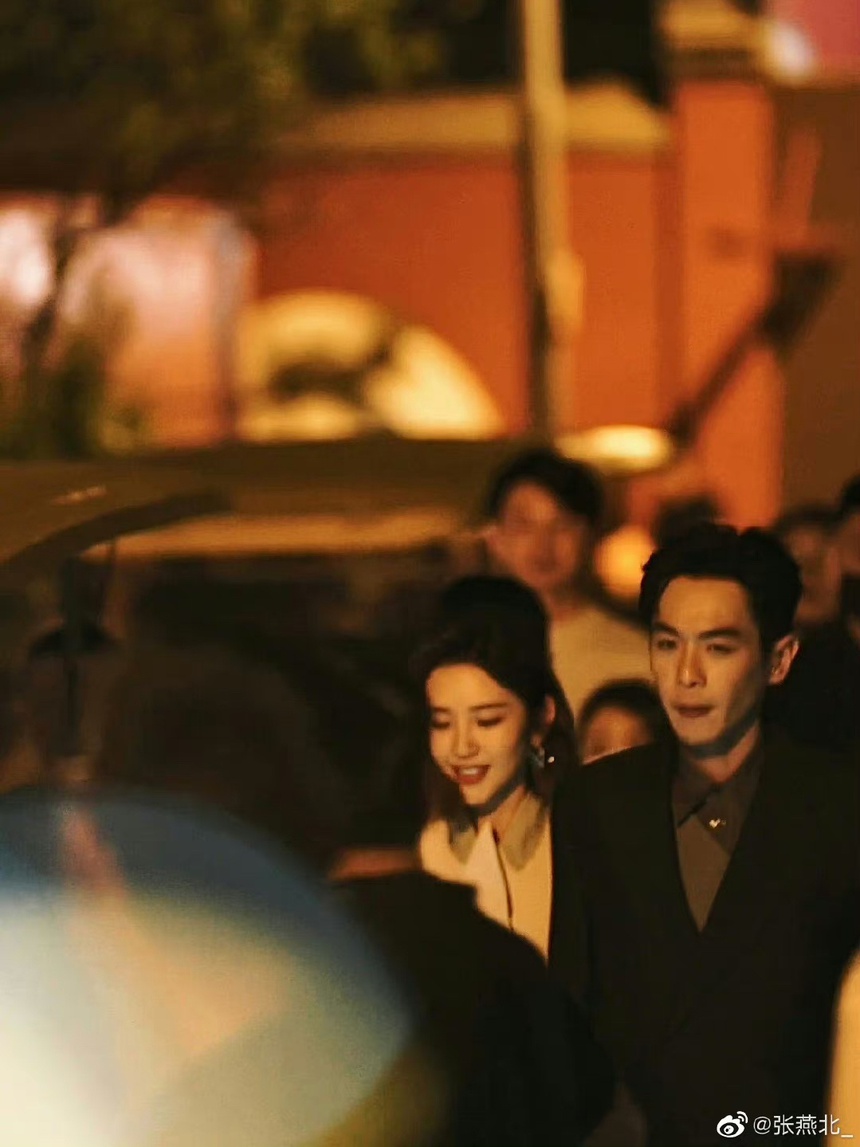 Nhiều khán giả liên tưởng hình ảnh vợ chồng Trương Nhược Quân tới cảnh vương tử dắt tay công chúa về nhà Nhiều khán giả liên tưởng hình ảnh vợ chồng Trương Nhược Quân tới cảnh vương tử dắt tay công chúa về nhà