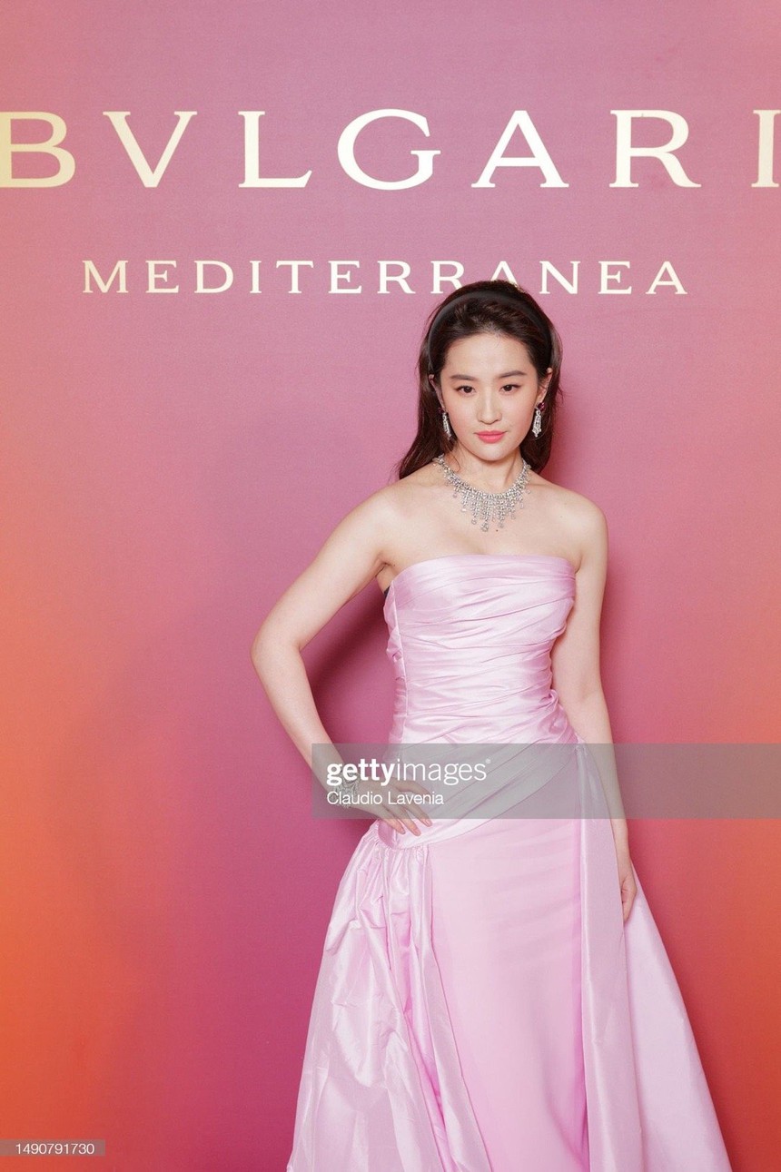 Lưu Diệc Phi và Dương Dương qua “ống kính tử thần”: Đứng riêng thì đẹp cả hai nhưng sao khi cùng chung khung hình lại thành ra thế này? - Ảnh 3. Lưu Diệc Phi và Dương Dương qua “ống kính tử thần”: Đứng riêng thì đẹp cả hai nhưng sao khi cùng chung khung hình lại thành ra thế này? - Ảnh 3.