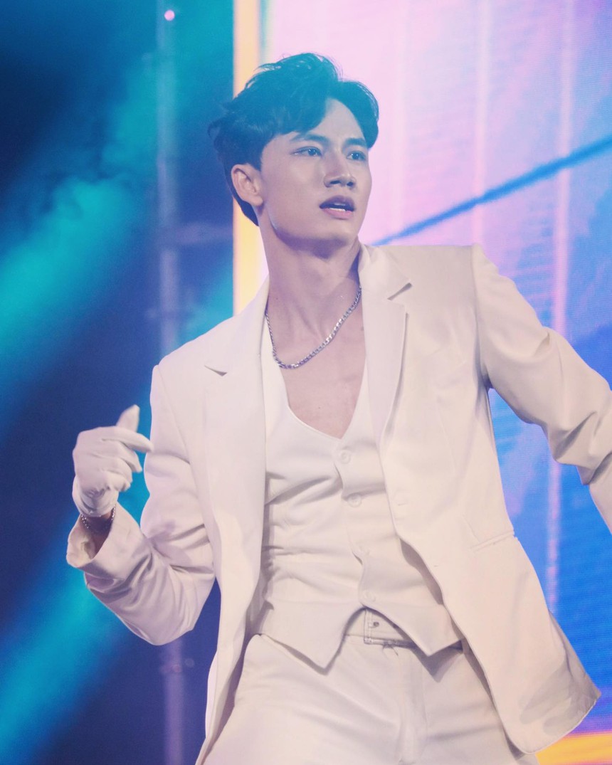 Nam vũ công cực hot trên MXH: Visual điển trai suýt chiếm spotlight của MONO - Noo Phước Thịnh, trượt té trên sân khấu cũng trở nên viral - Ảnh 3.