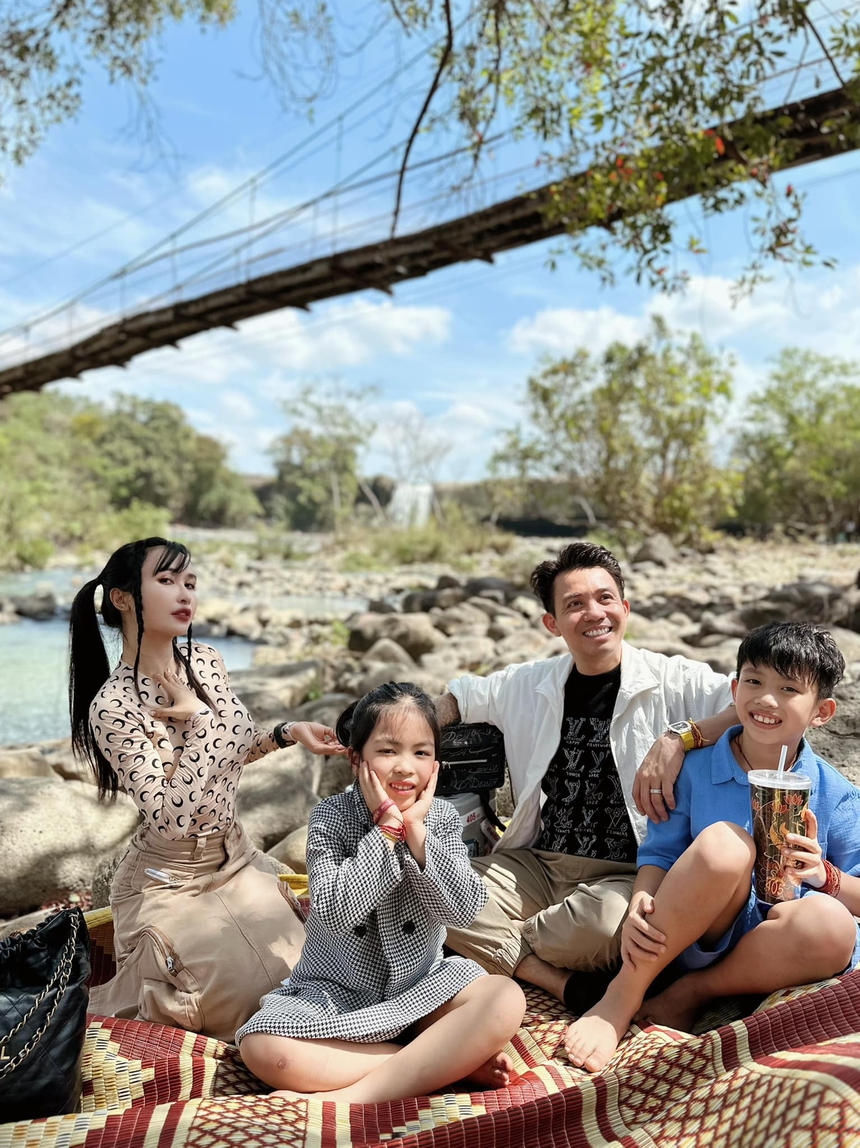 Con trai 9 tuổi là đích tôn tập đoàn nhựa, vợ đại gia Minh Nhựa xử lý thế nào khi con muốn chat riêng với bạn nữ? - Ảnh 2.