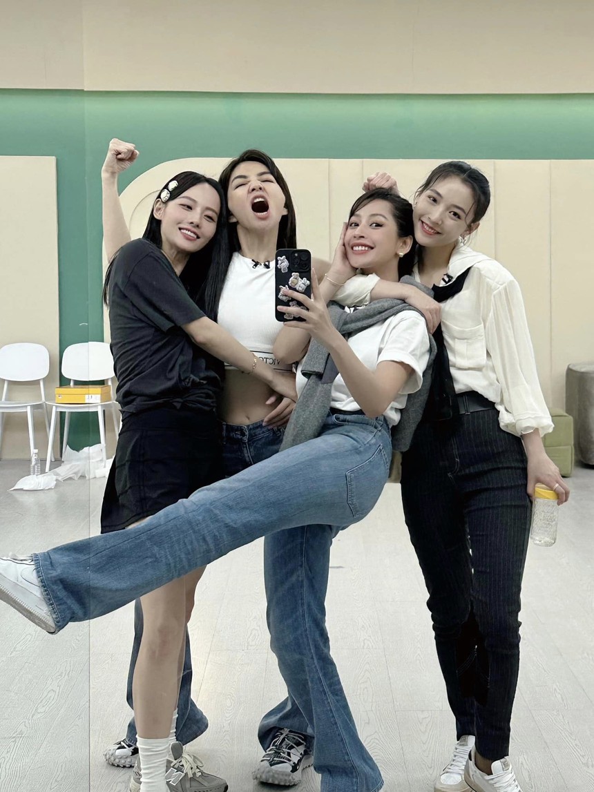 'Chị đại' Ella cũng u mê Chi Pu lắm rồi: Khen ngợi, chăm tương tác và loạt khoảnh khắc tình tứ hậu trường! - Ảnh 8.