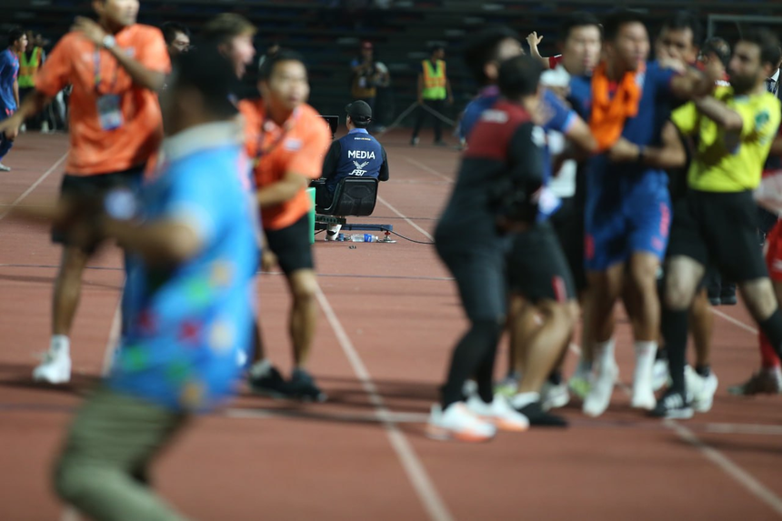 Dân mạng bật cười vì anh quay phim và cầu thủ 'tâm bất biến' giữa cuộc hỗn chiến của U22 Thái Lan và U22 Indonesia - Ảnh 2.