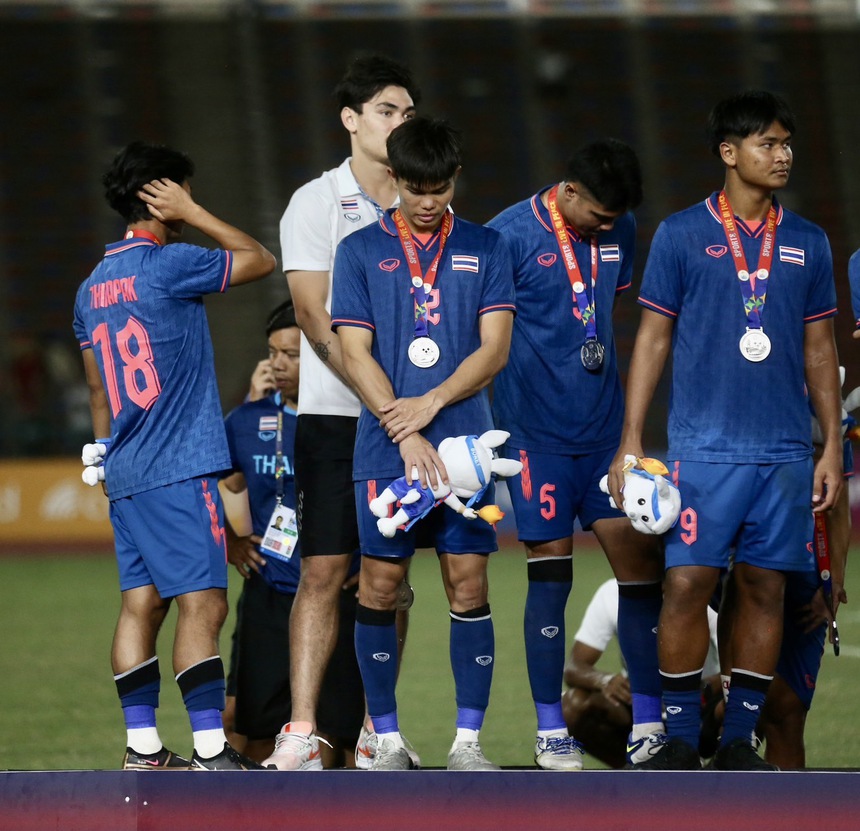 Cầu thủ Indonesia đeo huy chương vàng nằm ngủ cực ngon sau cuộc hỗn chiến kinh hoàng với U22 Thái Lan - Ảnh 3. Cầu thủ Indonesia đeo huy chương vàng nằm ngủ cực ngon sau cuộc hỗn chiến kinh hoàng với U22 Thái Lan - Ảnh 3.