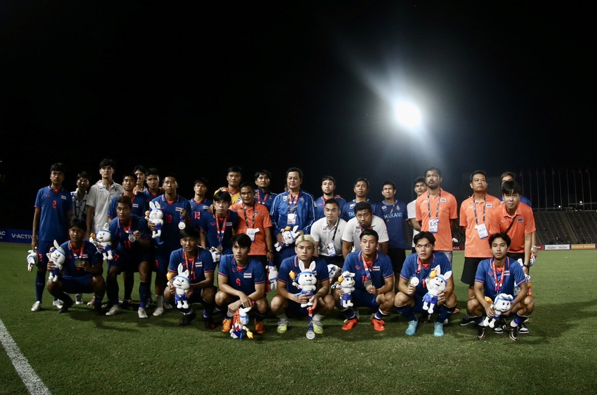 Cầu thủ Indonesia đeo huy chương vàng nằm ngủ cực ngon sau cuộc hỗn chiến kinh hoàng với U22 Thái Lan - Ảnh 4. Cầu thủ Indonesia đeo huy chương vàng nằm ngủ cực ngon sau cuộc hỗn chiến kinh hoàng với U22 Thái Lan - Ảnh 4.