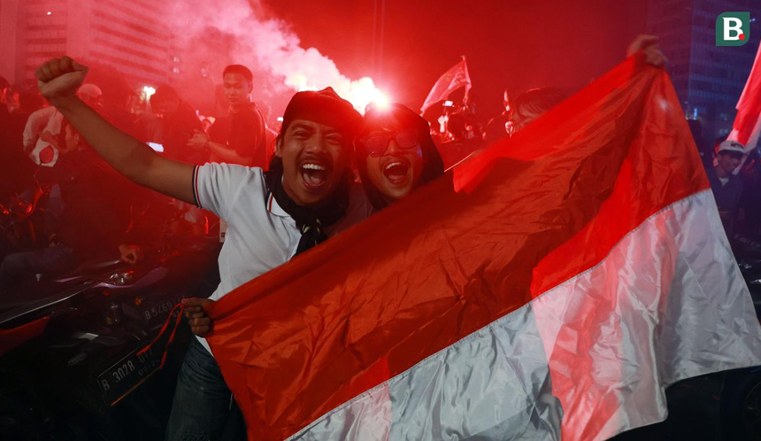 Fan Indonesia ném pháo sáng, 'đi bão' xuyên đêm sau khi đội nhà thắng cảm xúc Thái Lan vô địch SEA Games - Ảnh 4. Fan Indonesia ném pháo sáng, 'đi bão' xuyên đêm sau khi đội nhà thắng cảm xúc Thái Lan vô địch SEA Games - Ảnh 4.