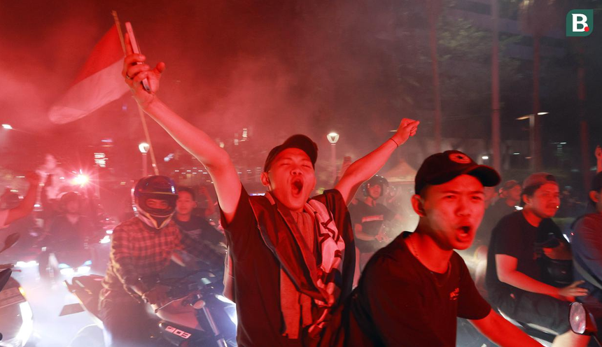 Fan Indonesia ném pháo sáng, 'đi bão' xuyên đêm sau khi đội nhà thắng cảm xúc Thái Lan vô địch SEA Games - Ảnh 3. Fan Indonesia ném pháo sáng, 'đi bão' xuyên đêm sau khi đội nhà thắng cảm xúc Thái Lan vô địch SEA Games - Ảnh 3.