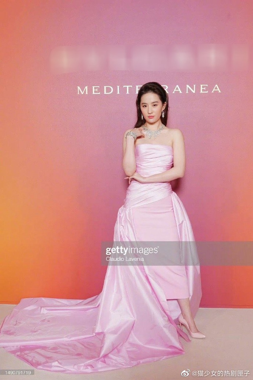 Lưu Diệc Phi mất điểm vì thân hình mũm mĩm, khác xa ảnh tự đăng - Ảnh 10.