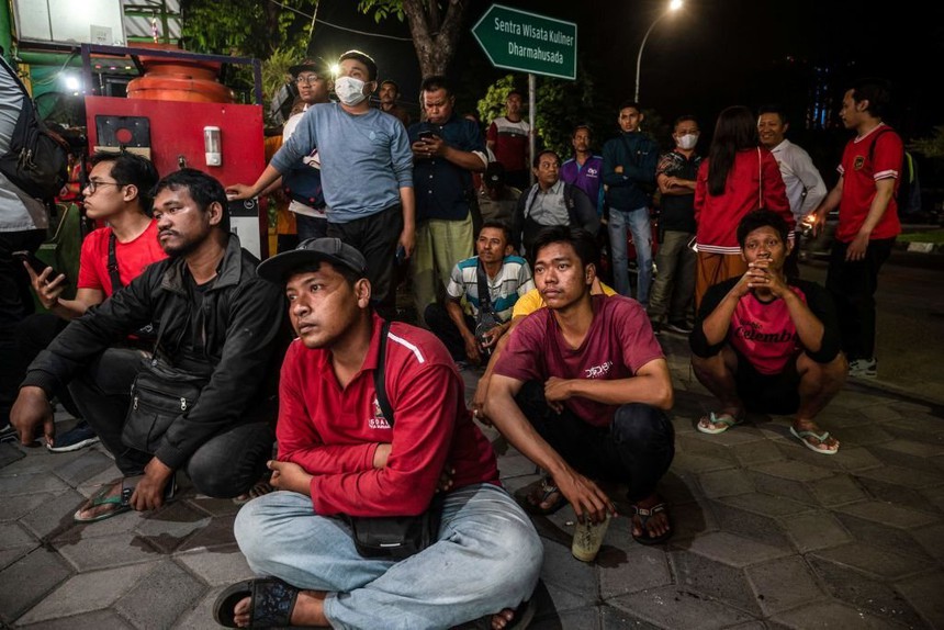 Fan Indonesia ném pháo sáng, 'đi bão' xuyên đêm sau khi đội nhà thắng cảm xúc Thái Lan vô địch SEA Games - Ảnh 7. Fan Indonesia ném pháo sáng, 'đi bão' xuyên đêm sau khi đội nhà thắng cảm xúc Thái Lan vô địch SEA Games - Ảnh 7.